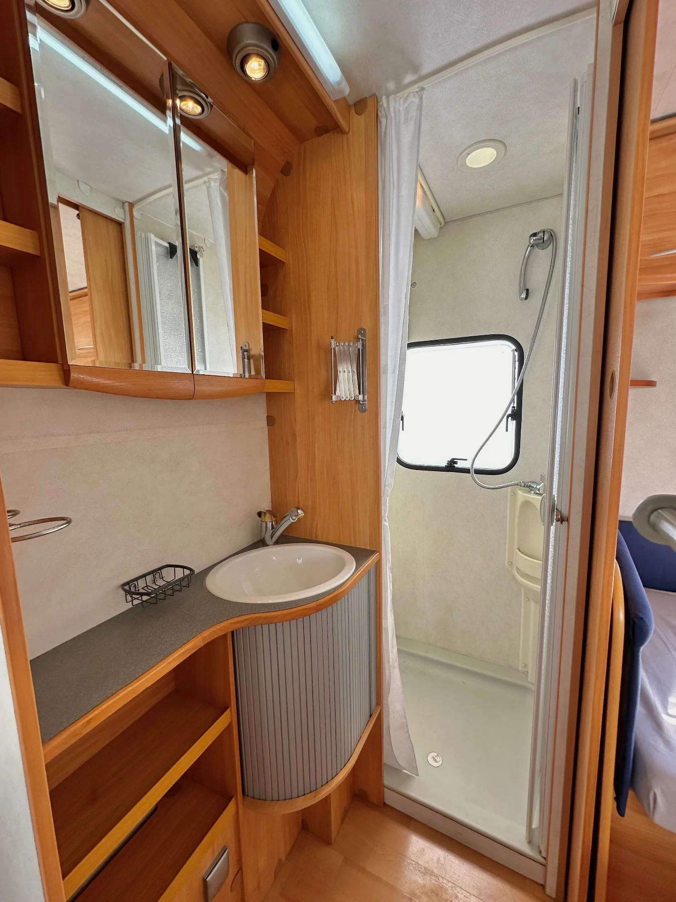 �������� Adria Adora / ��� ���� / ������ ���� � WC / ������� / | Mobile.bg � ����������� 16