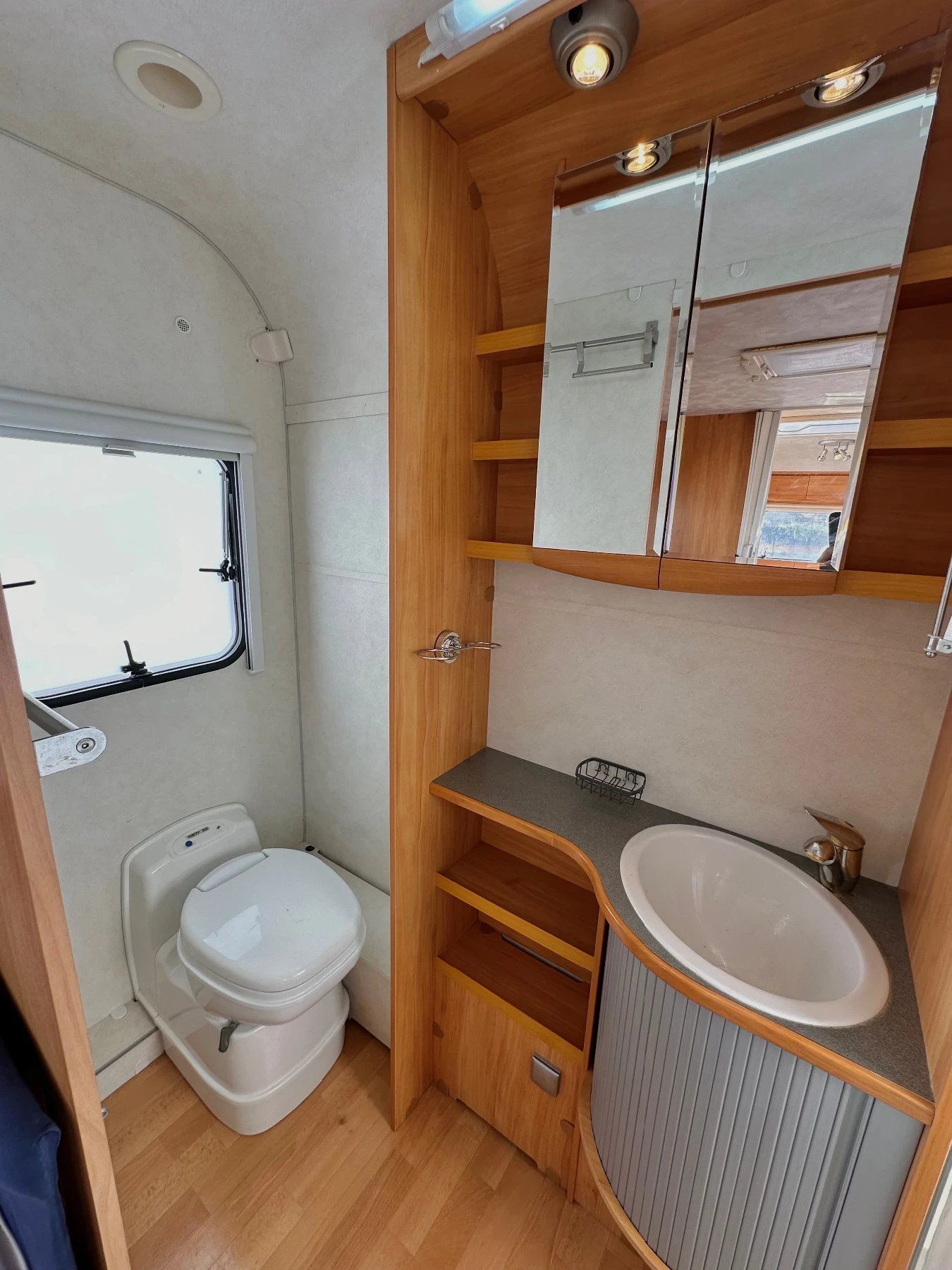 �������� Adria Adora / ��� ���� / ������ ���� � WC / ������� / | Mobile.bg � ����������� 15