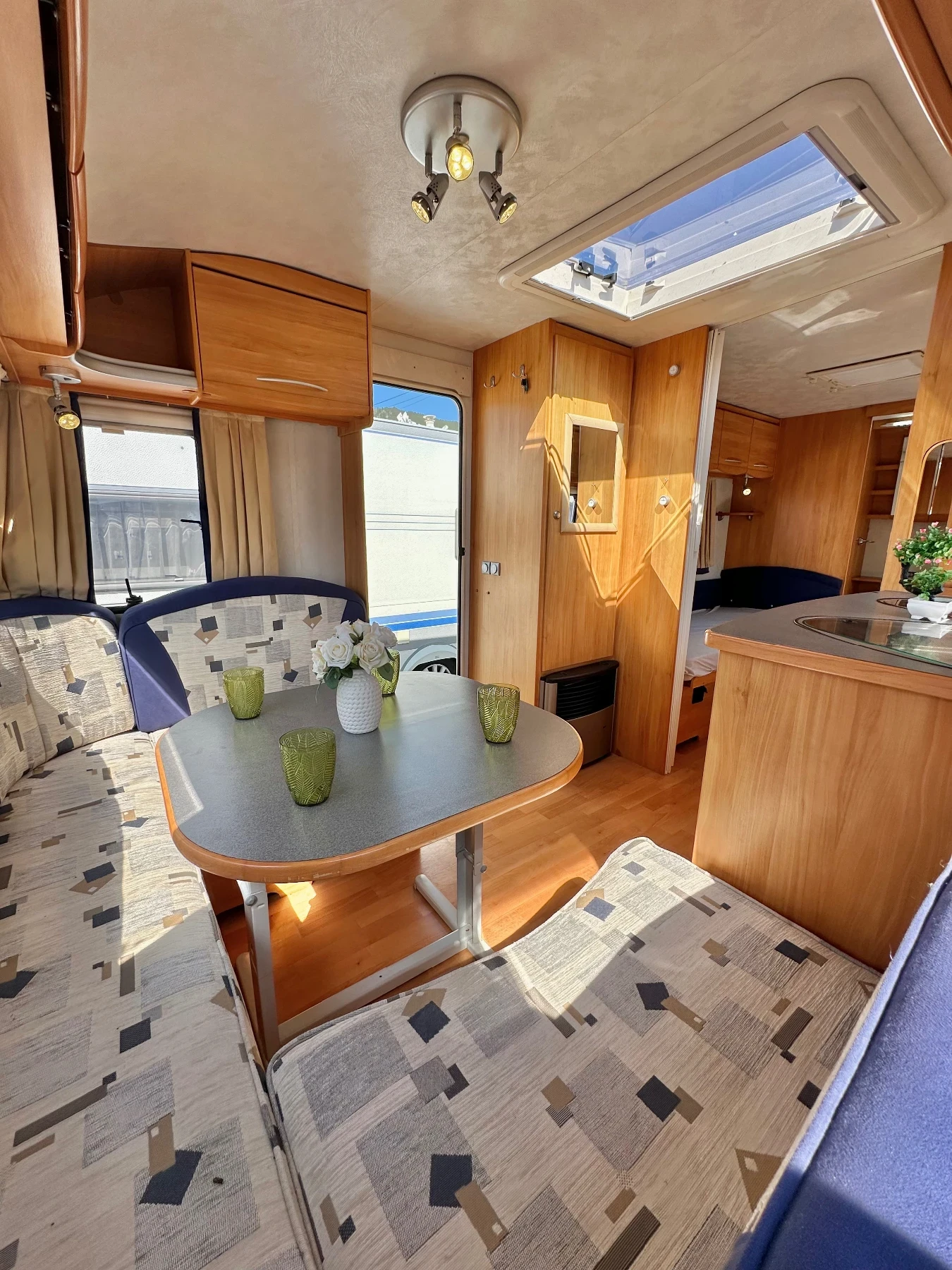 Каравана Adria Adora / НОВ ВНОС / ГОЛЯМА БАНЯ И WC / ФОРСЕЛТ / - изображение 9