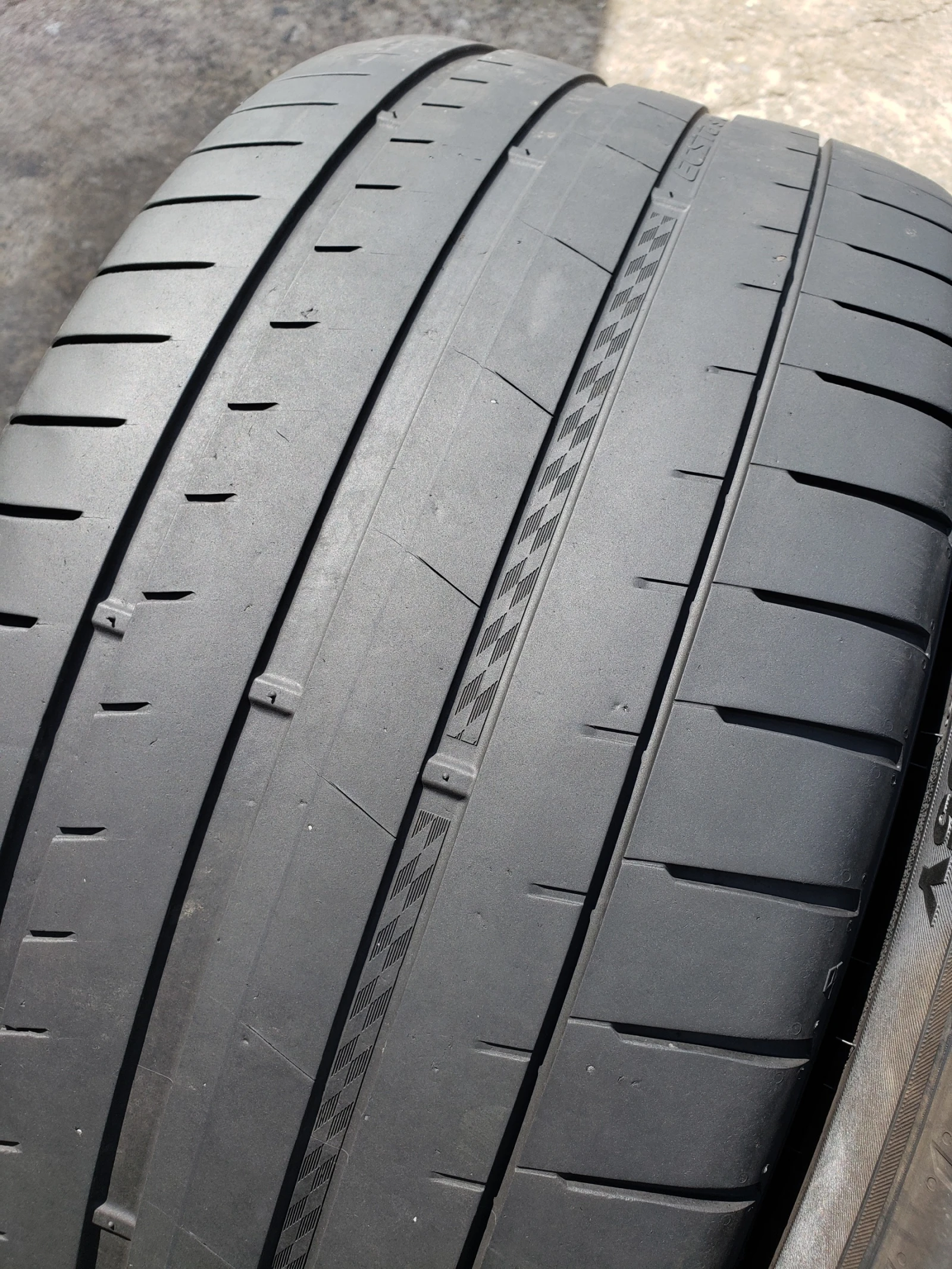 Гуми Летни 275/35R20, снимка 2 - Гуми и джанти - 54387371