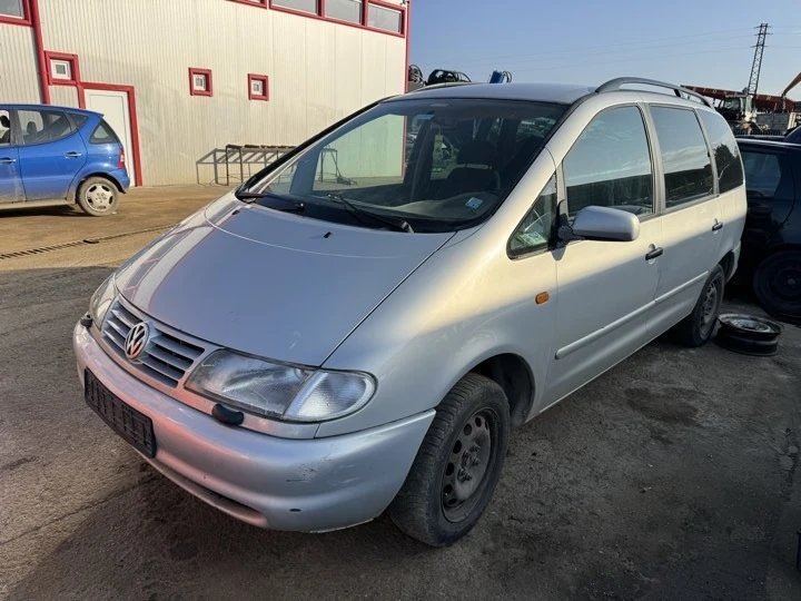 VW Sharan 1.9, снимка 2 - Автомобили и джипове - 44506403