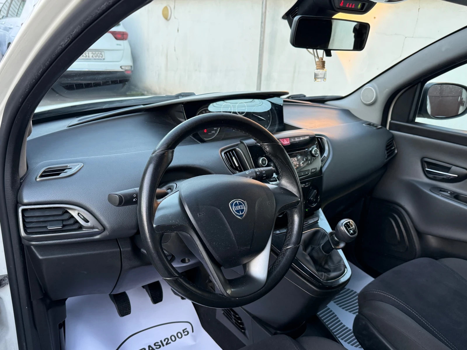 Lancia Ypsilon 1.2I - изображение 8