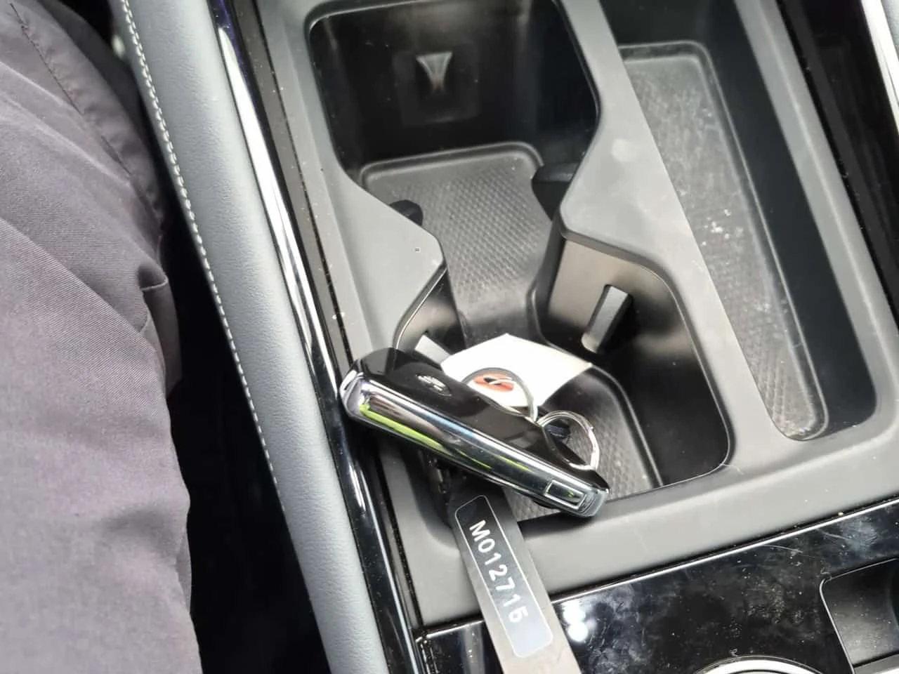 VW Tiguan * HIGHLINE R LINE * CARFAX * ОТ ПРЕДСТАВИТЕЛСТВО *, снимка 8 - Автомобили и джипове - 54065572