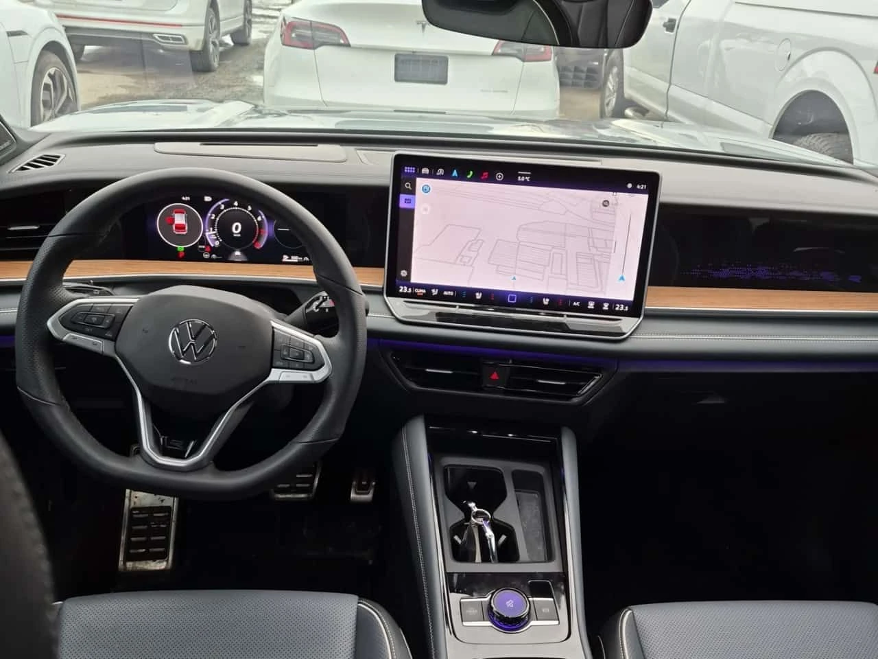 VW Tiguan * HIGHLINE R LINE * CARFAX * ОТ ПРЕДСТАВИТЕЛСТВО *, снимка 10 - Автомобили и джипове - 54065572