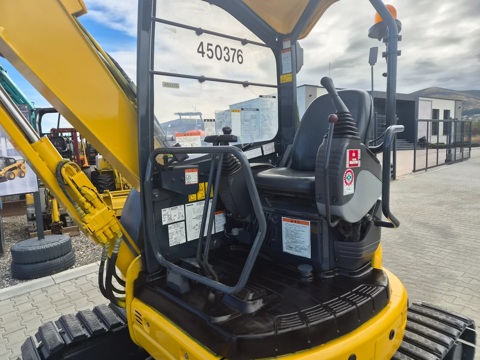 Багер Komatsu PC38UU-5, снимка 10 - Индустриална техника - 56702833