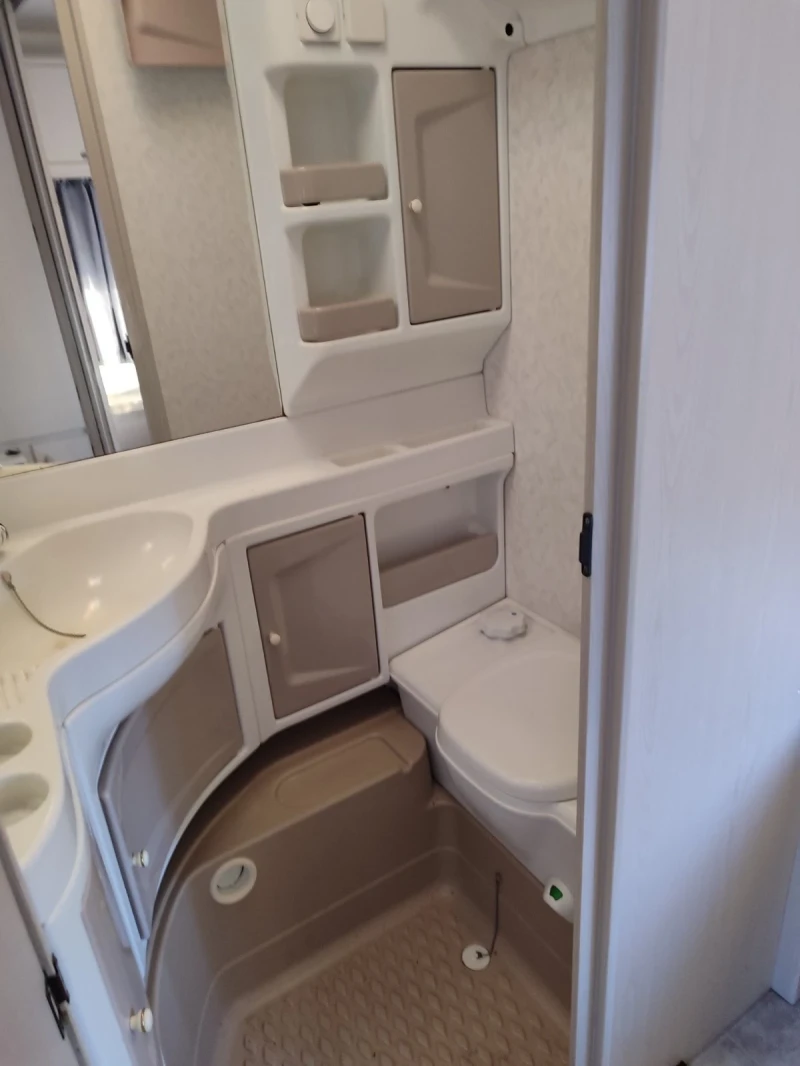 Каравана Adria HOBBY 7м., снимка 9 - Каравани и кемпери - 52810251