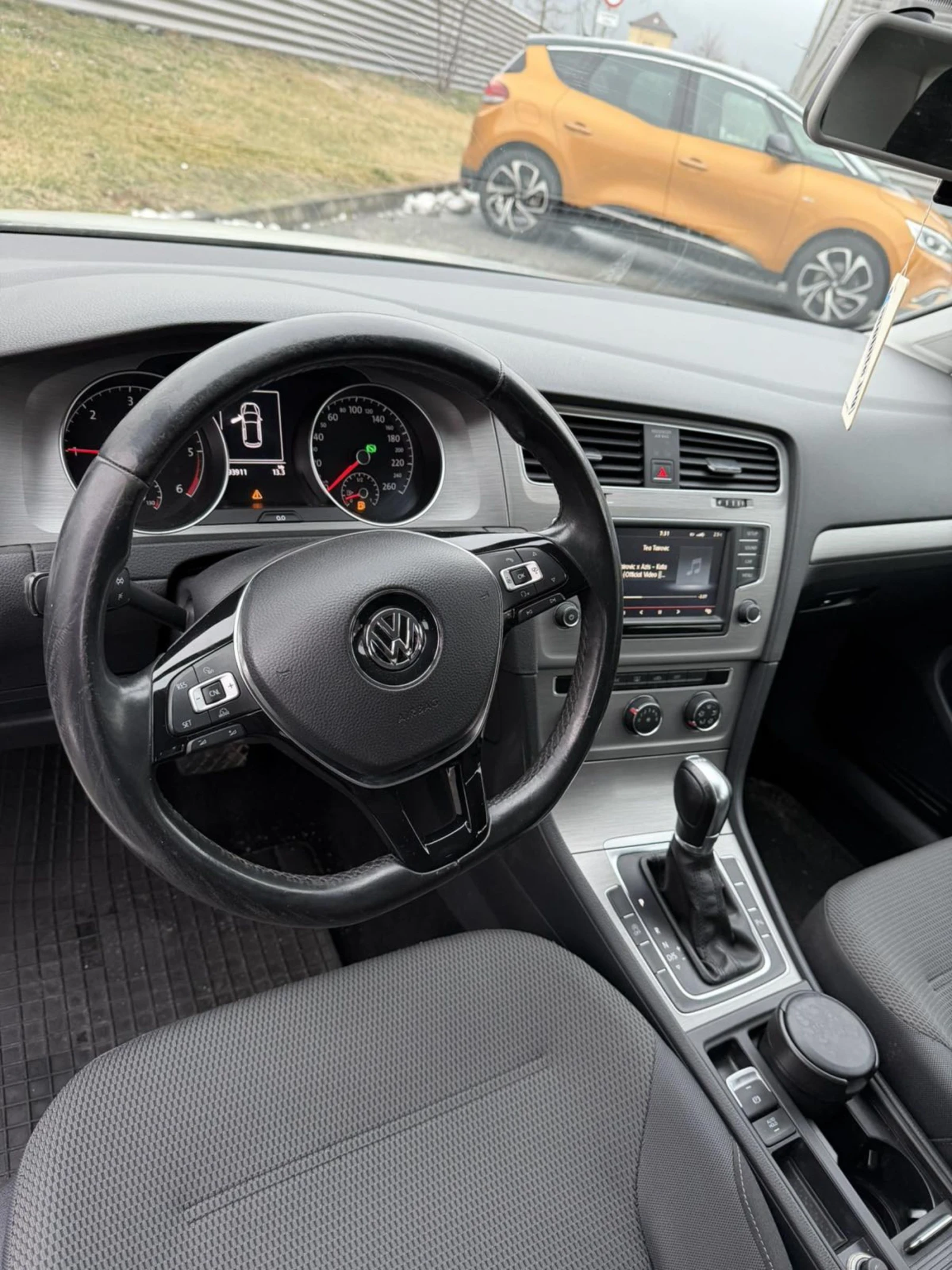 VW Golf 1.6 TDI* DSG* , снимка 8 - Автомобили и джипове - 53775351