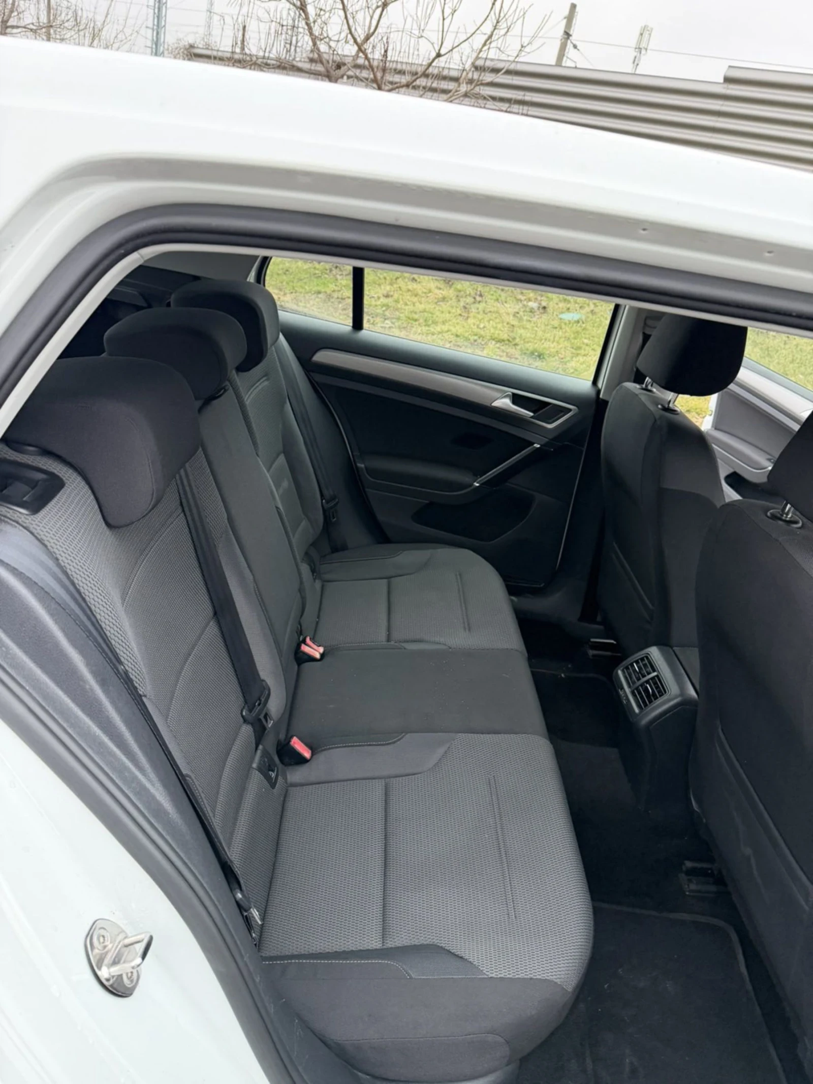 VW Golf 1.6 TDI* DSG* , снимка 13 - Автомобили и джипове - 53775351