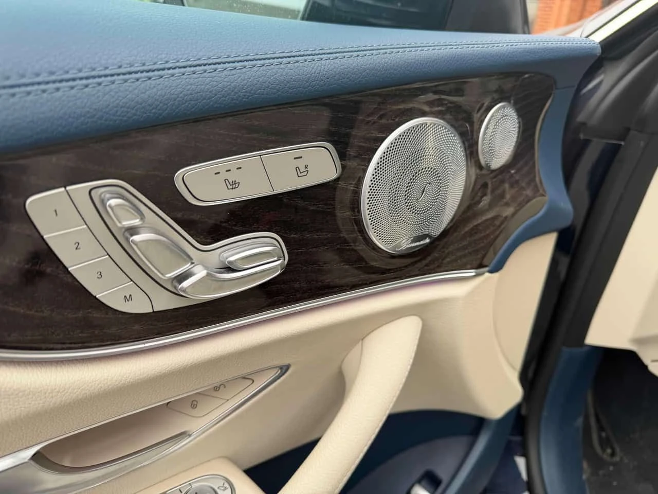 Mercedes-Benz E 400 * 4MATIC Coupe * DISTRONIC* BURMESTER* 360* , снимка 12 - Автомобили и джипове - 54162104