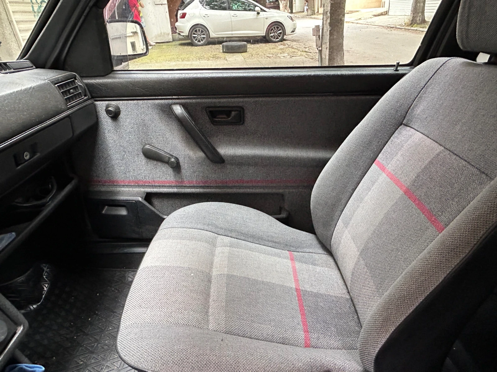 VW Golf 1.8 GT, снимка 14 - Автомобили и джипове - 54881699