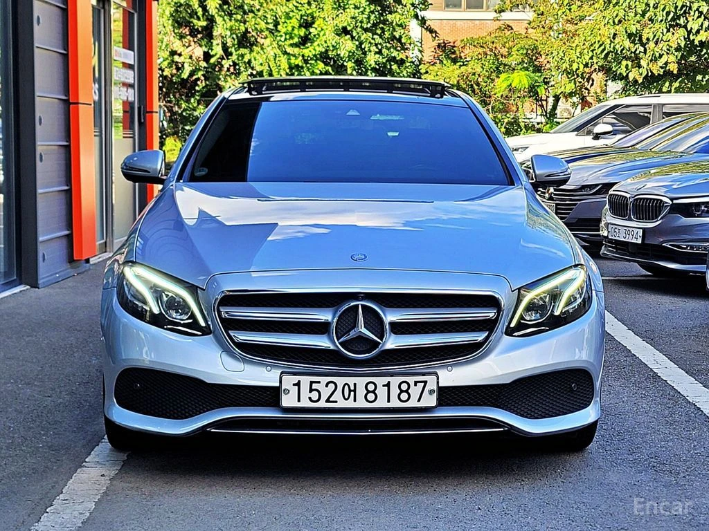 Mercedes-Benz E 300 ДИГИТАЛНО* ТАБЛО* ОБДУХВАНЕ* 360КАМЕРА* , снимка 3 - Автомобили и джипове - 55971703