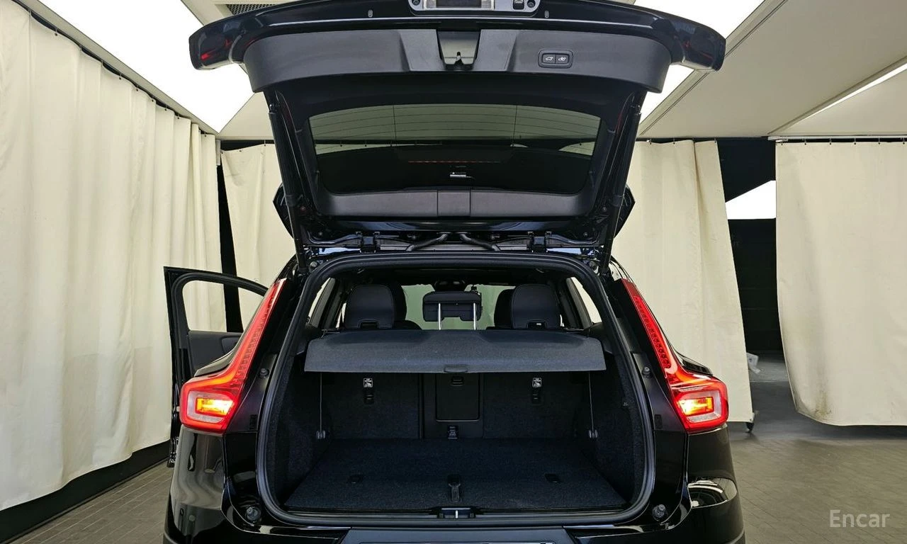 Volvo XC40 B4* BLACK EDITION* ПОДГРЕВ* НАВИГАЦИЯ, снимка 11 - Автомобили и джипове - 54856667