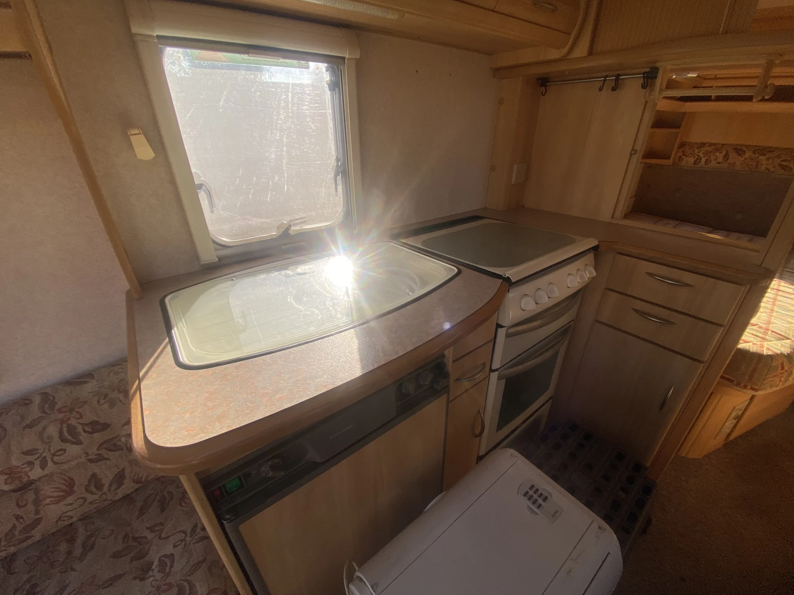 Каравана Swift sterling 490, снимка 5 - Каравани и кемпери - 55780899