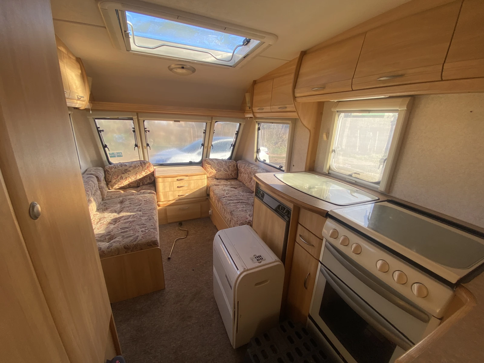 Каравана Swift sterling 490, снимка 12 - Каравани и кемпери - 55780899