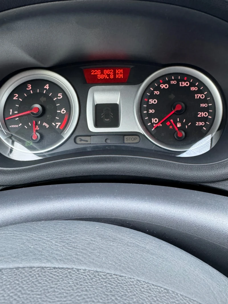 Renault Clio 1.6i, снимка 8 - Автомобили и джипове - 52528723