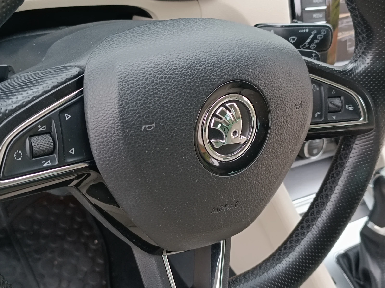 Skoda Octavia 2.0/150/DSG/КОЖА/НАВИ/ПЕЧКА/КЕЙЛЕС/ЛЕД - изображение 9