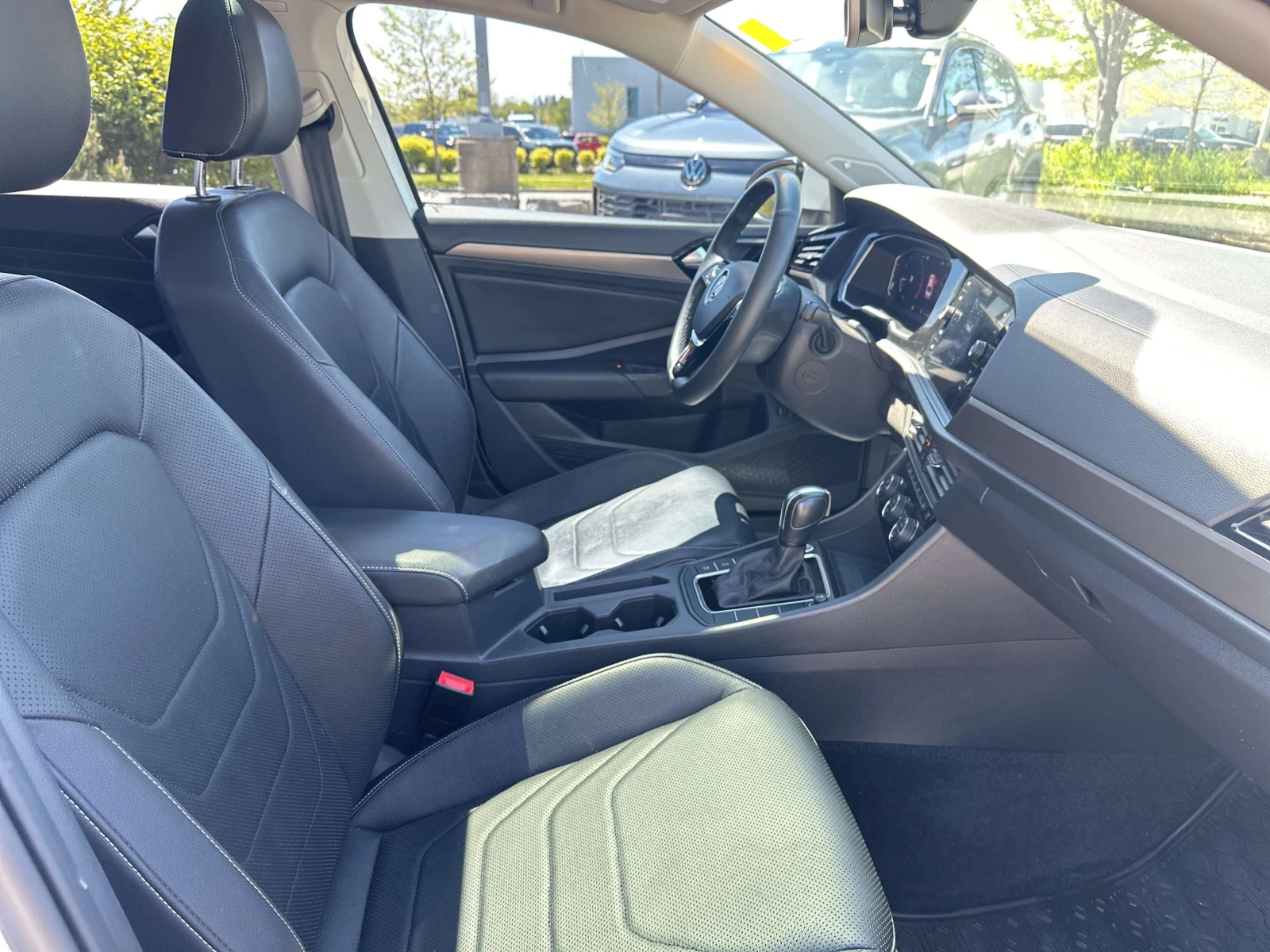 VW Jetta КОЖА, ПОДРЕВ, НАВИ, СЕРВИЗНА ИСТОРИЯ, ЦЕНА ДО БГ, снимка 17 - Автомобили и джипове - 54960886