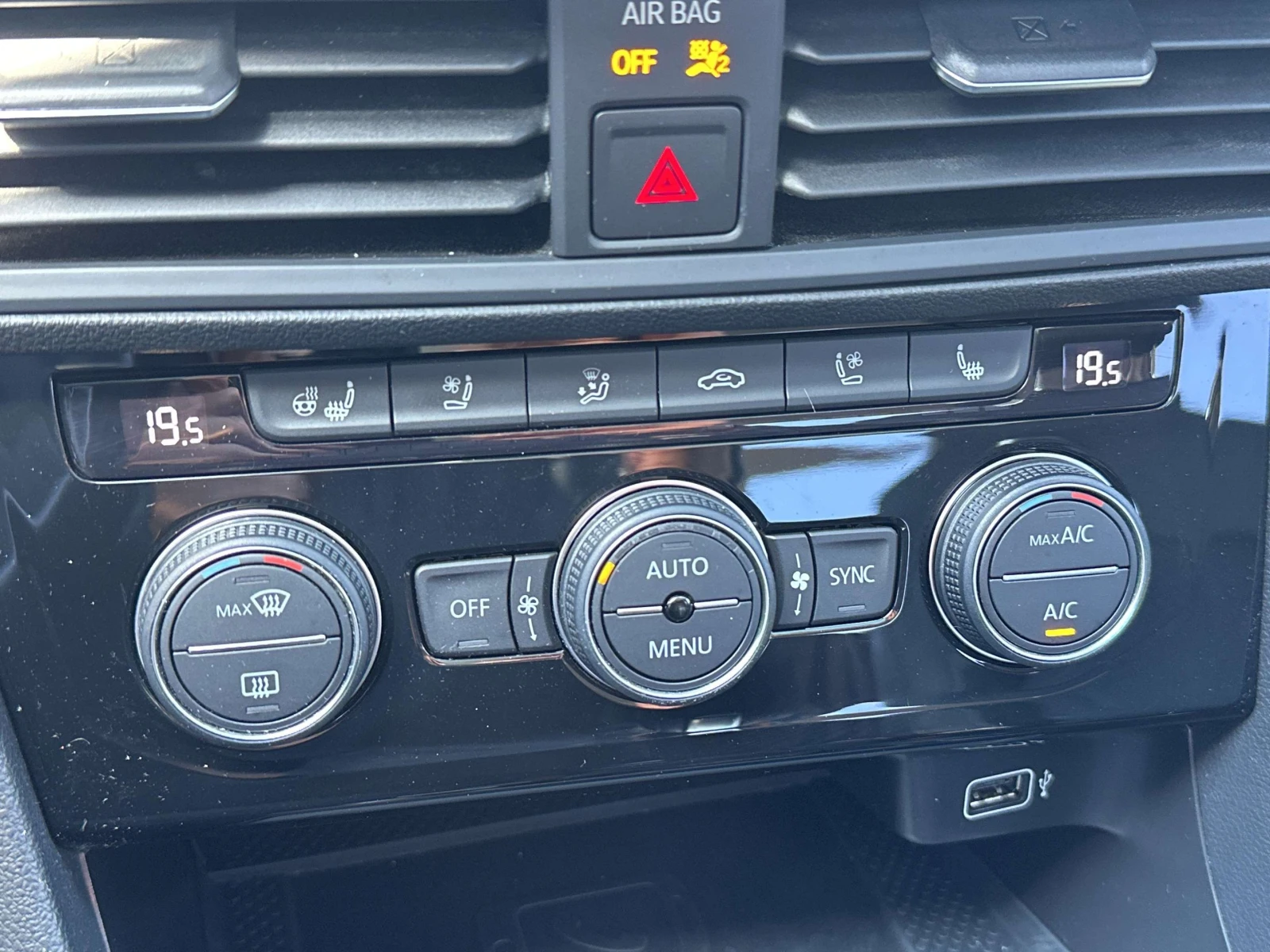 VW Jetta КОЖА, ПОДРЕВ, НАВИ, СЕРВИЗНА ИСТОРИЯ, ЦЕНА ДО БГ, снимка 15 - Автомобили и джипове - 54960886