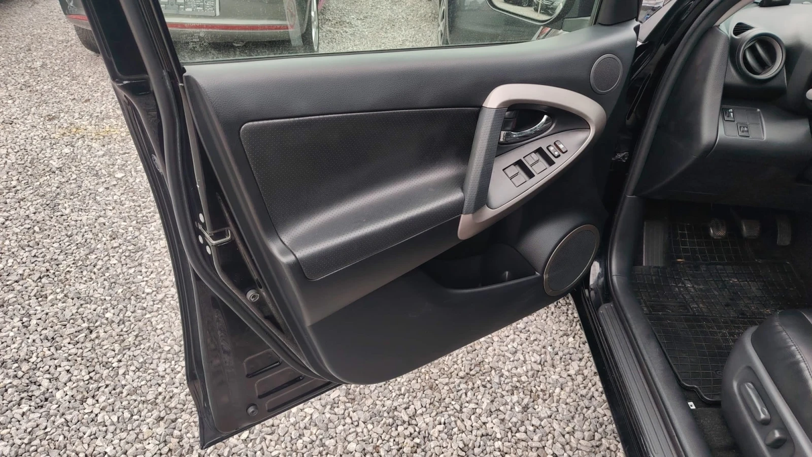 Toyota Rav4 2.2 D4D 136кс, снимка 14 - Автомобили и джипове - 53292472