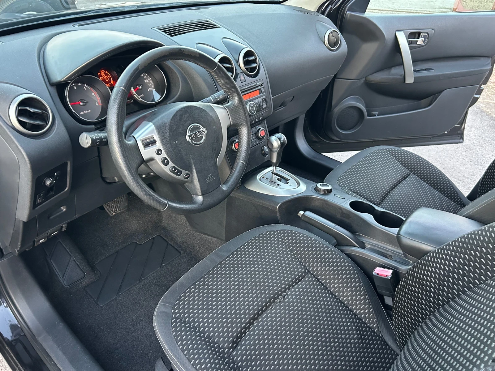 Nissan Qashqai 2.0 dCi АВТОМАТ* 4Х4* ТЕГЛИЧ, снимка 10 - Автомобили и джипове - 55701100