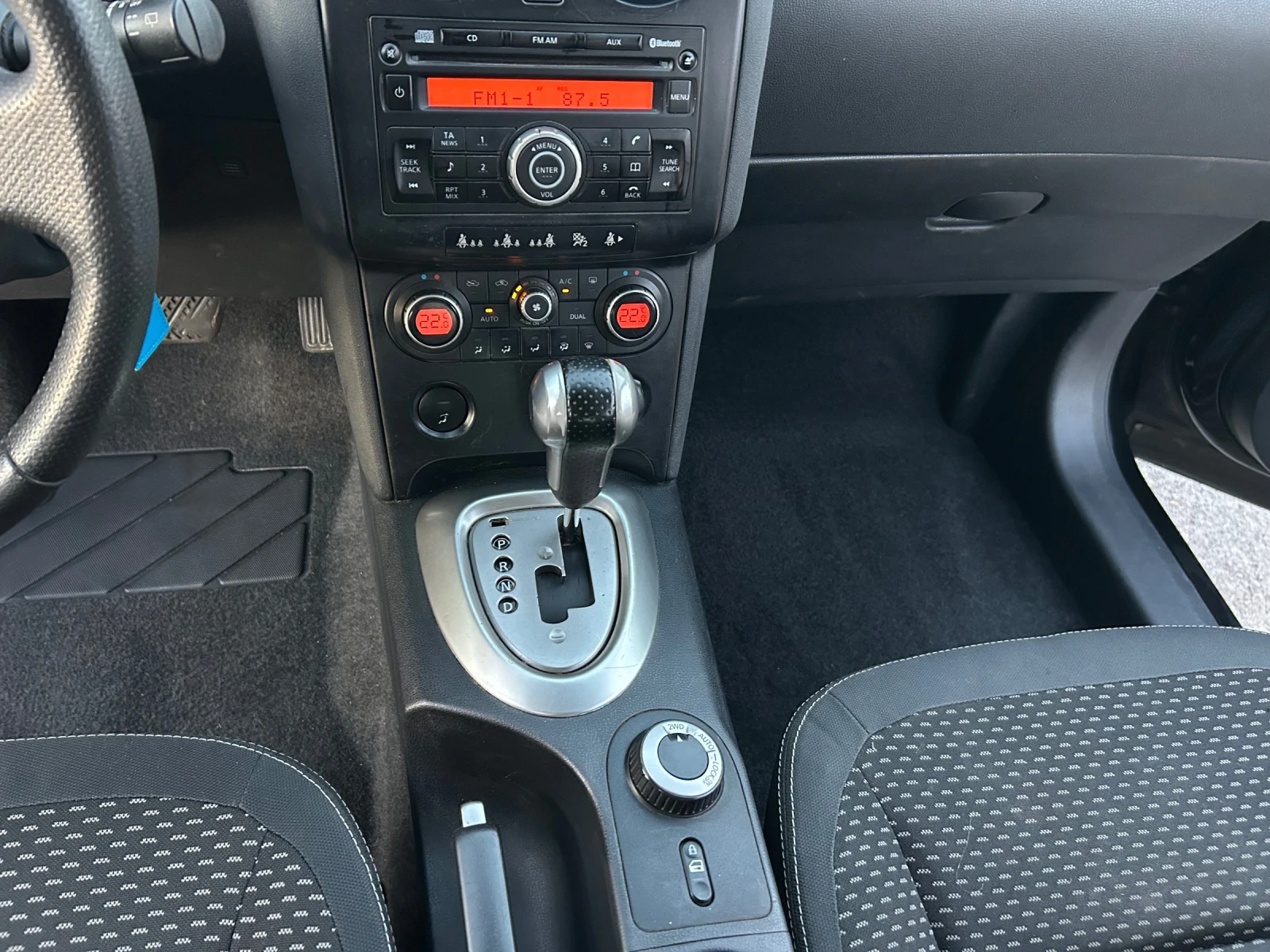 Nissan Qashqai 2.0 dCi АВТОМАТ* 4Х4* ТЕГЛИЧ, снимка 14 - Автомобили и джипове - 55701100