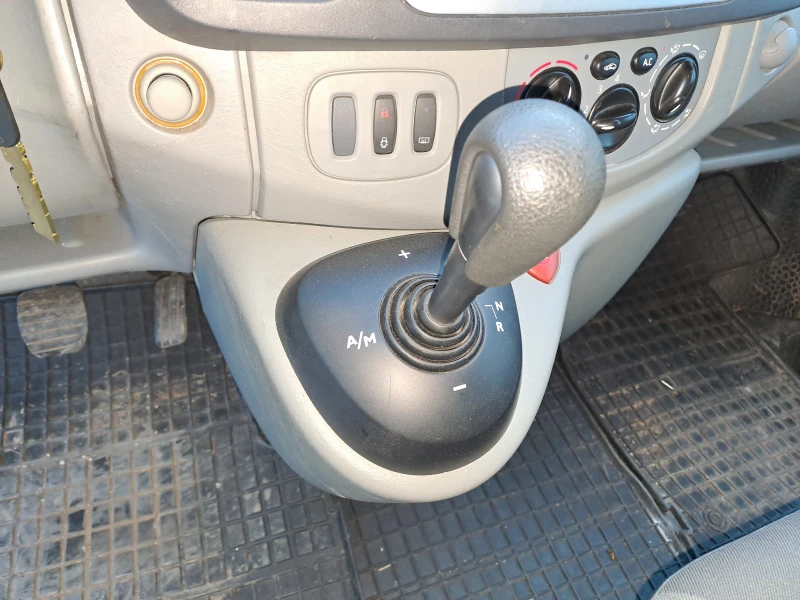 Renault Trafic, снимка 12 - Бусове и автобуси - 49564796