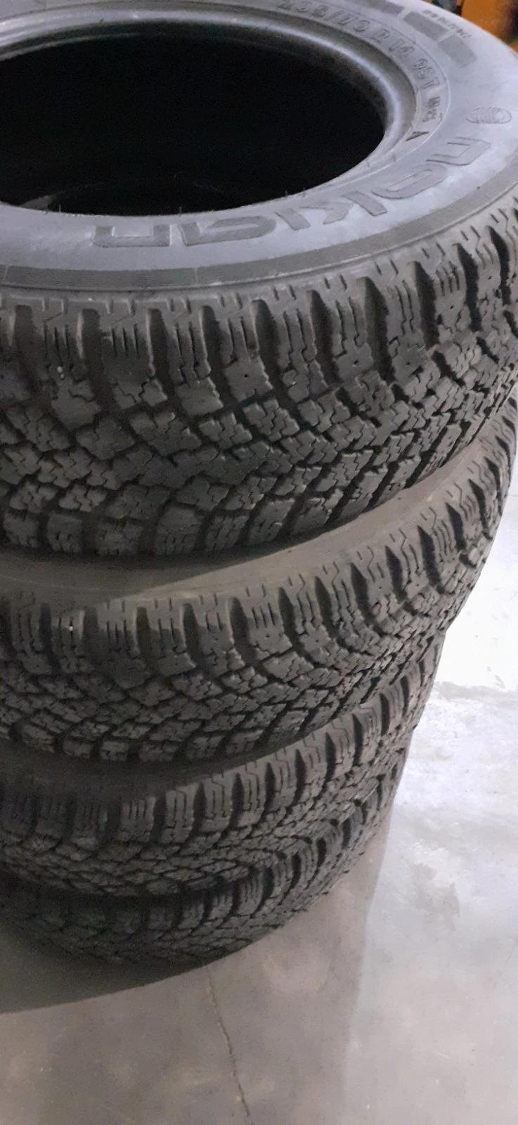 Гуми Зимни 205/70R14, снимка 1 - Гуми и джанти - 47863011