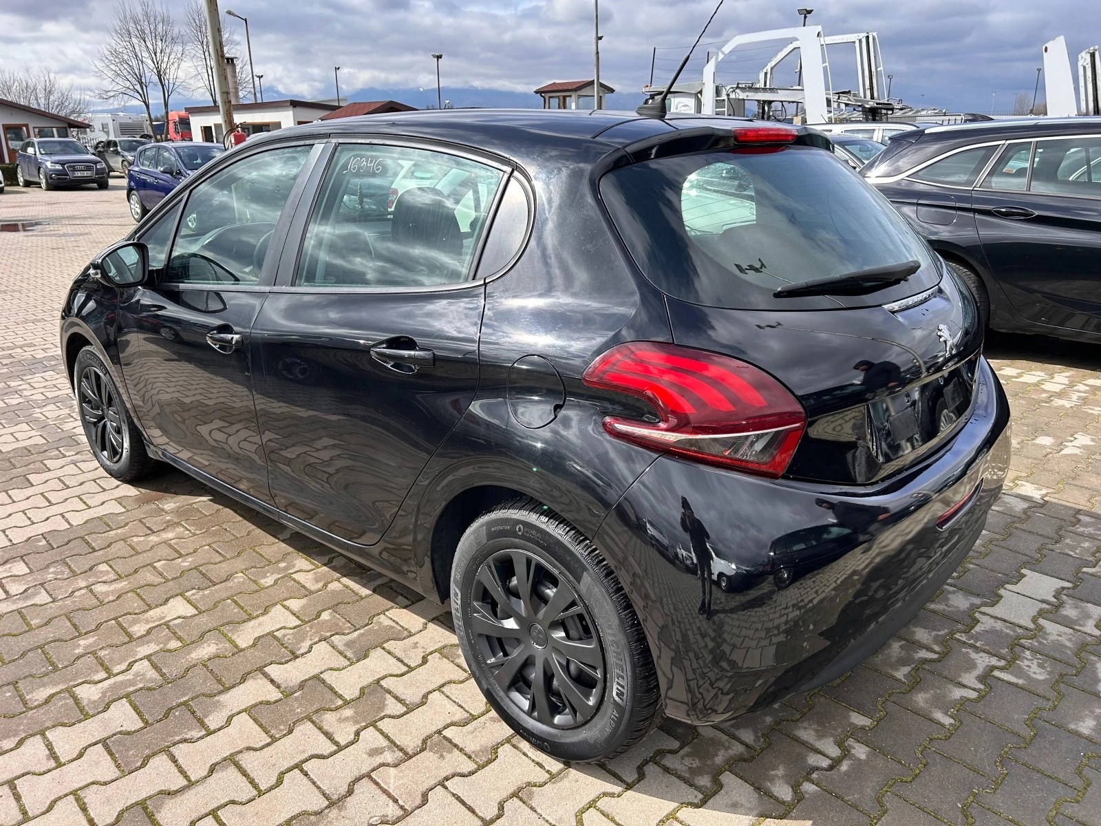 Peugeot 208 1.2i NAVI EURO 5 ЛИЗИНГ - изображение 8