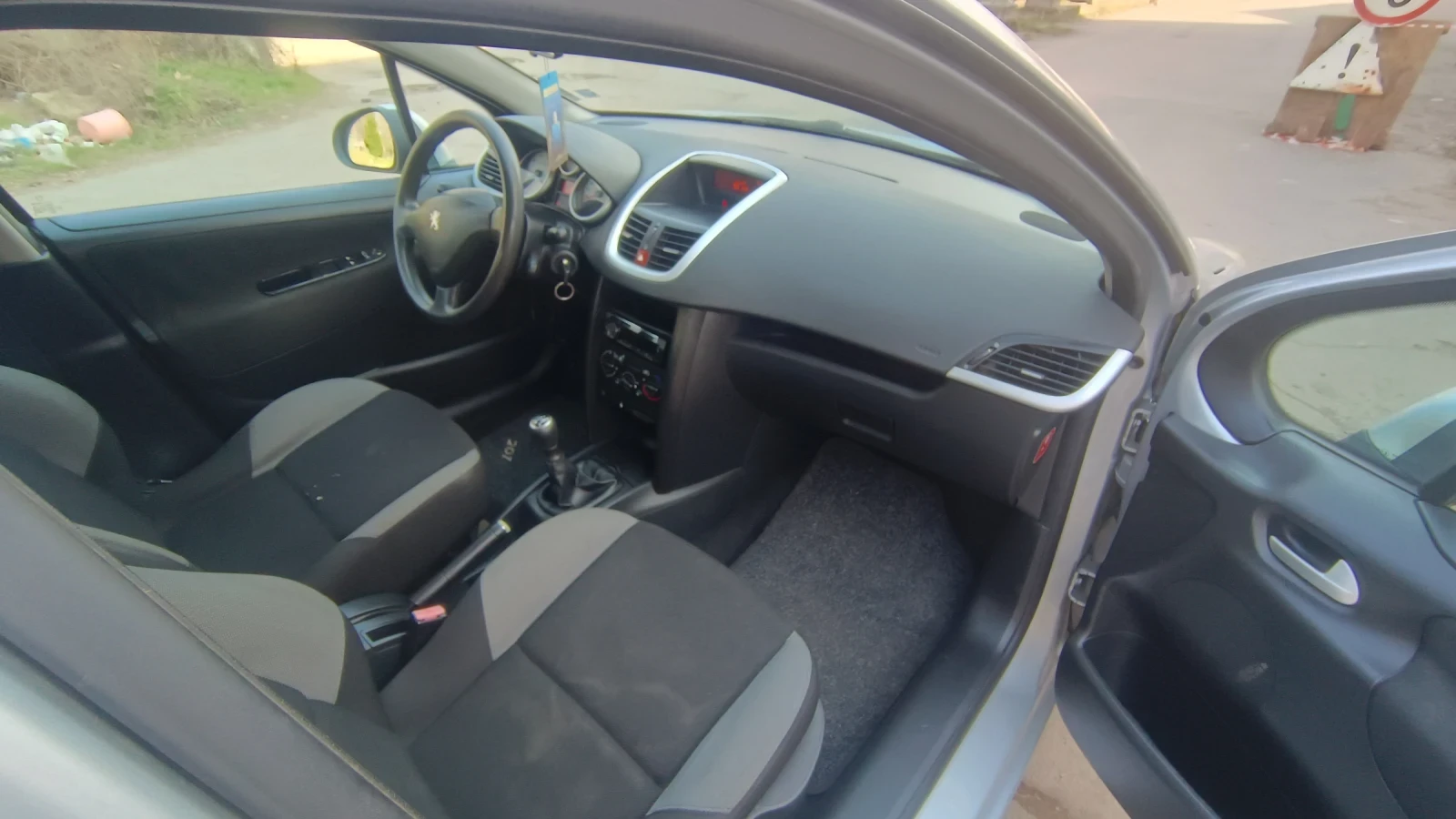 Peugeot 207 1 4 бензин, снимка 8 - Автомобили и джипове - 54527685