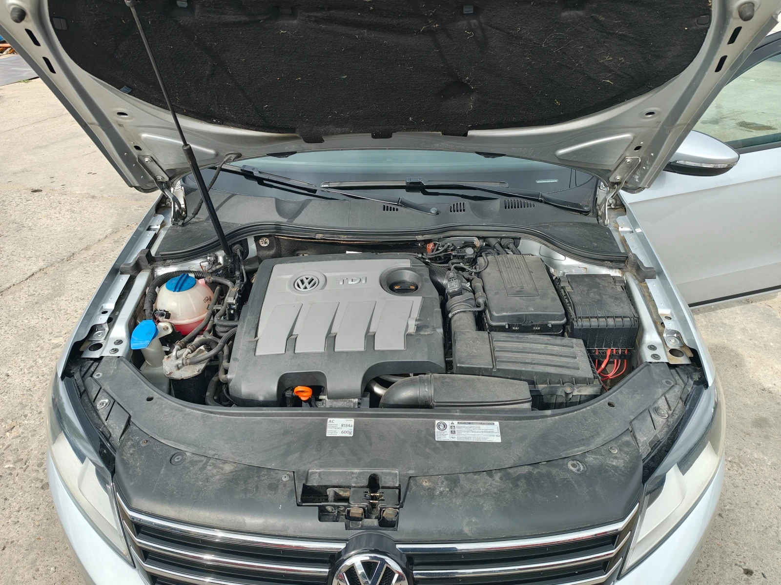 VW Passat 1, 6-105 к.с., снимка 13 - Автомобили и джипове - 55334718