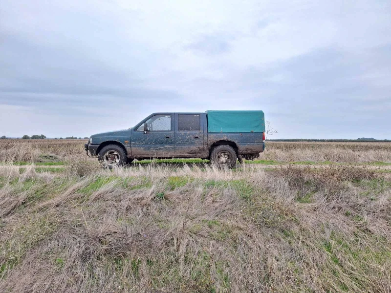 Isuzu Trooper ПИКАПА Е ПЕРФЕКТЕН ОБСЛУЖЕН ОТ-ДО БРАКУВАН , снимка 3 - Автомобили и джипове - 52673404