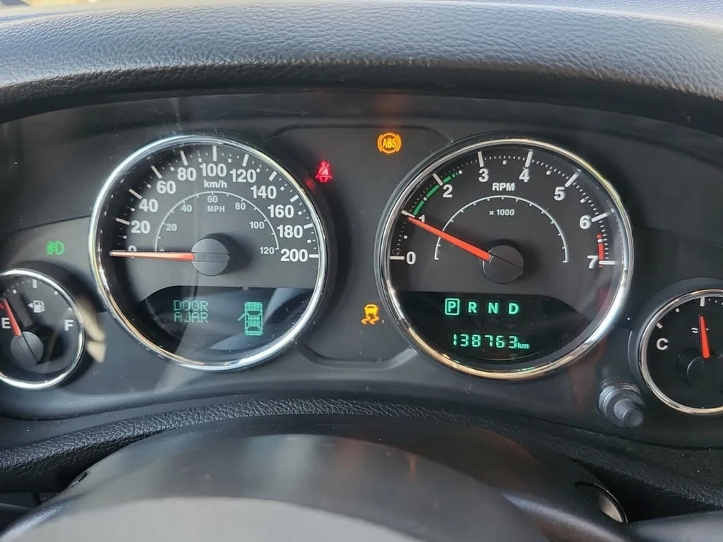 Jeep Wrangler * SAHARA * CARFAX * БЕЗ ПЪРВОНАЧАЛНА ВНОСКА - изображение 9