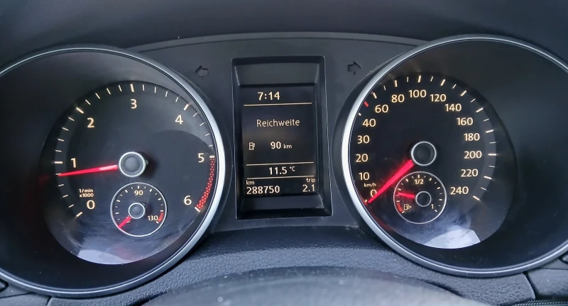 VW Golf 1.6tdi-105, снимка 12 - Автомобили и джипове - 52815120