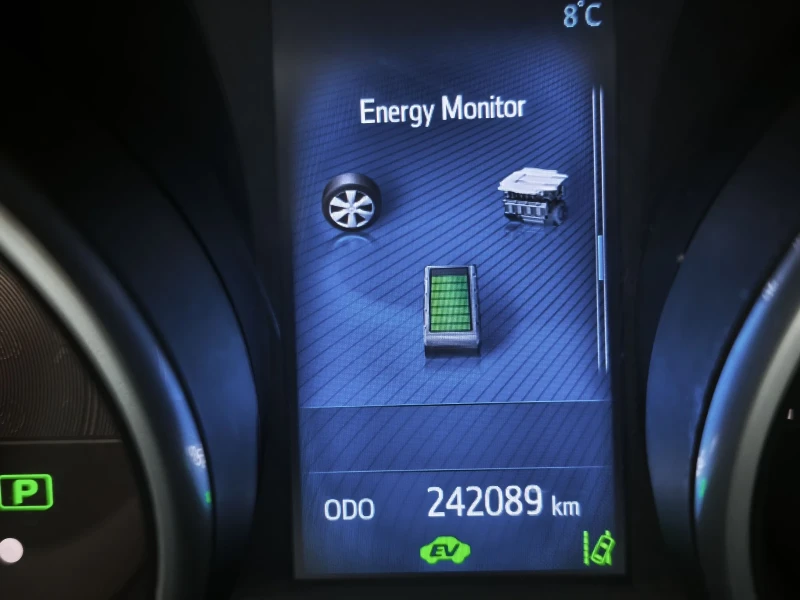 Toyota Auris 1.8 hibrid, снимка 15 - Автомобили и джипове - 53020906