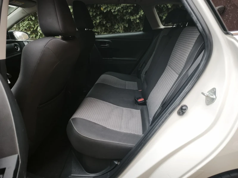 Toyota Auris 1.8 hibrid, снимка 13 - Автомобили и джипове - 53020906
