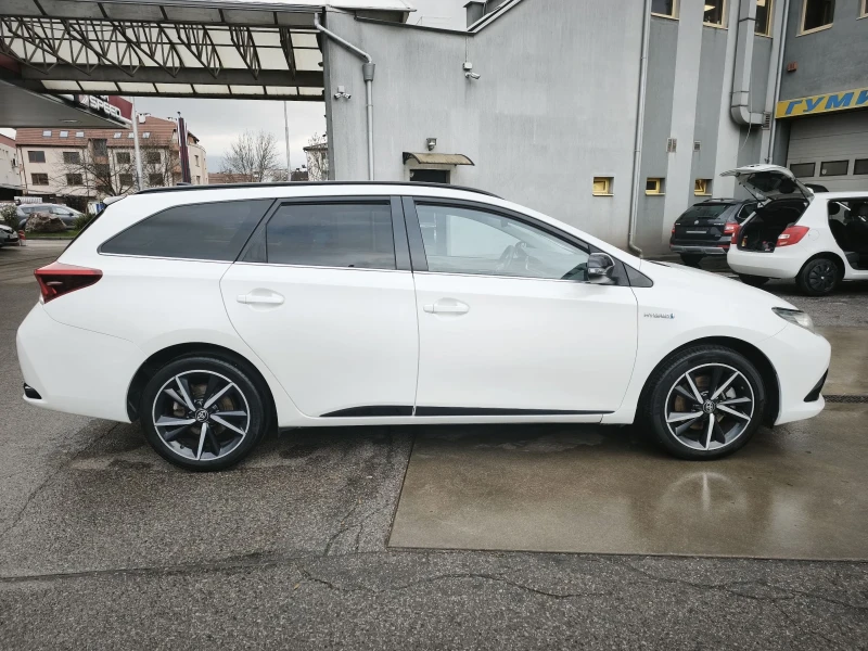 Toyota Auris 1.8 hibrid, снимка 8 - Автомобили и джипове - 53020906