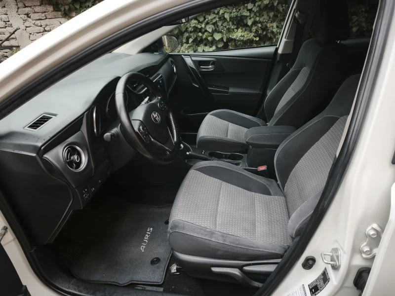 Toyota Auris 1.8 hibrid, снимка 12 - Автомобили и джипове - 53020906