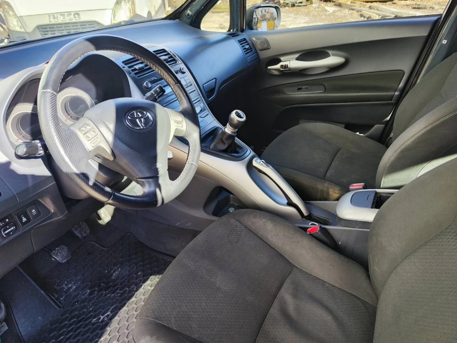 Toyota Auris 2.2 ДИЗЕЛ - изображение 4