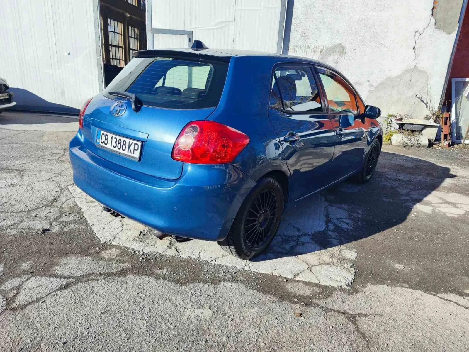 Toyota Auris 2.2 ДИЗЕЛ - изображение 3