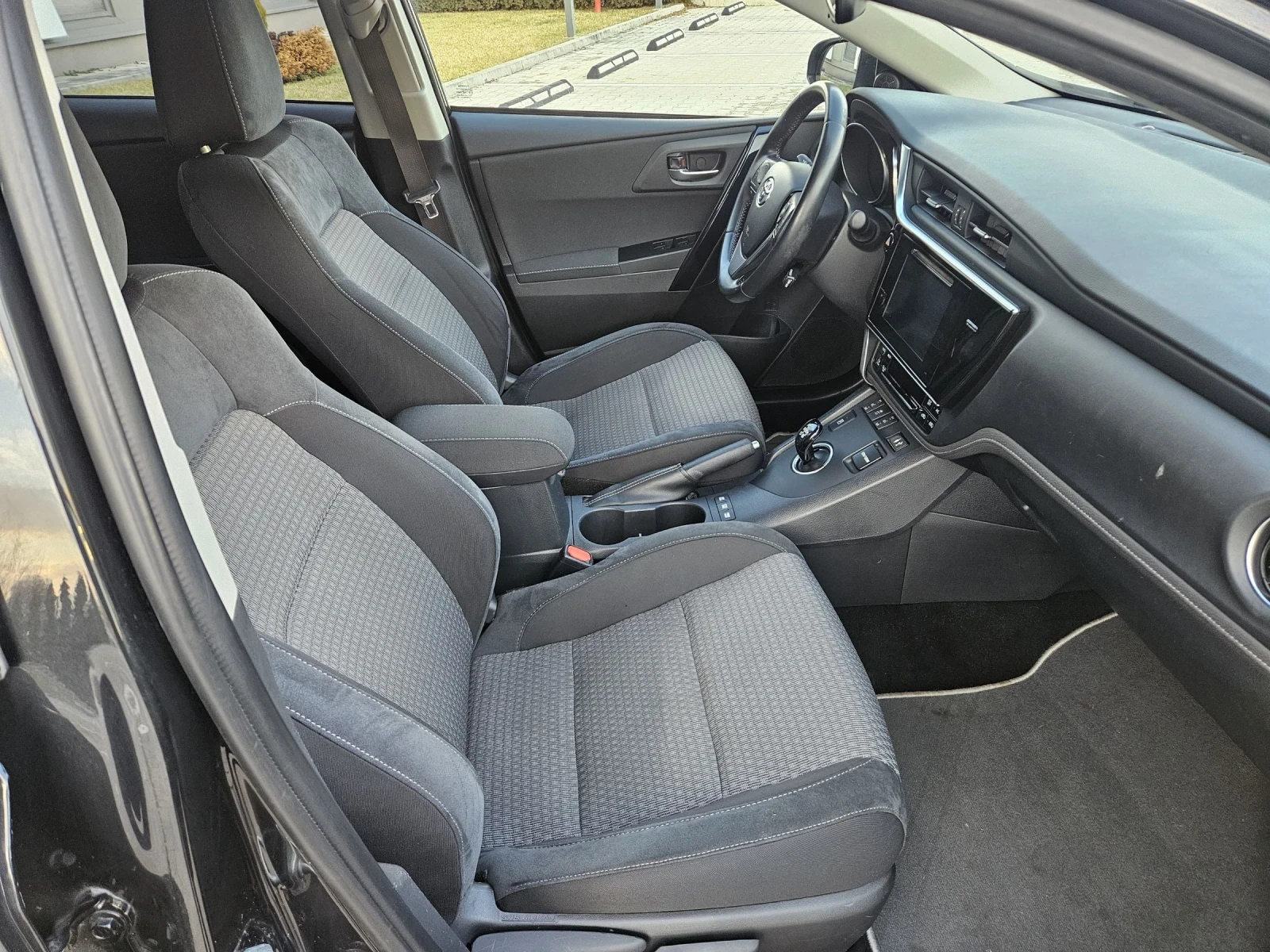 Toyota Auris 1.8 HYBRID swiss edition  - изображение 9