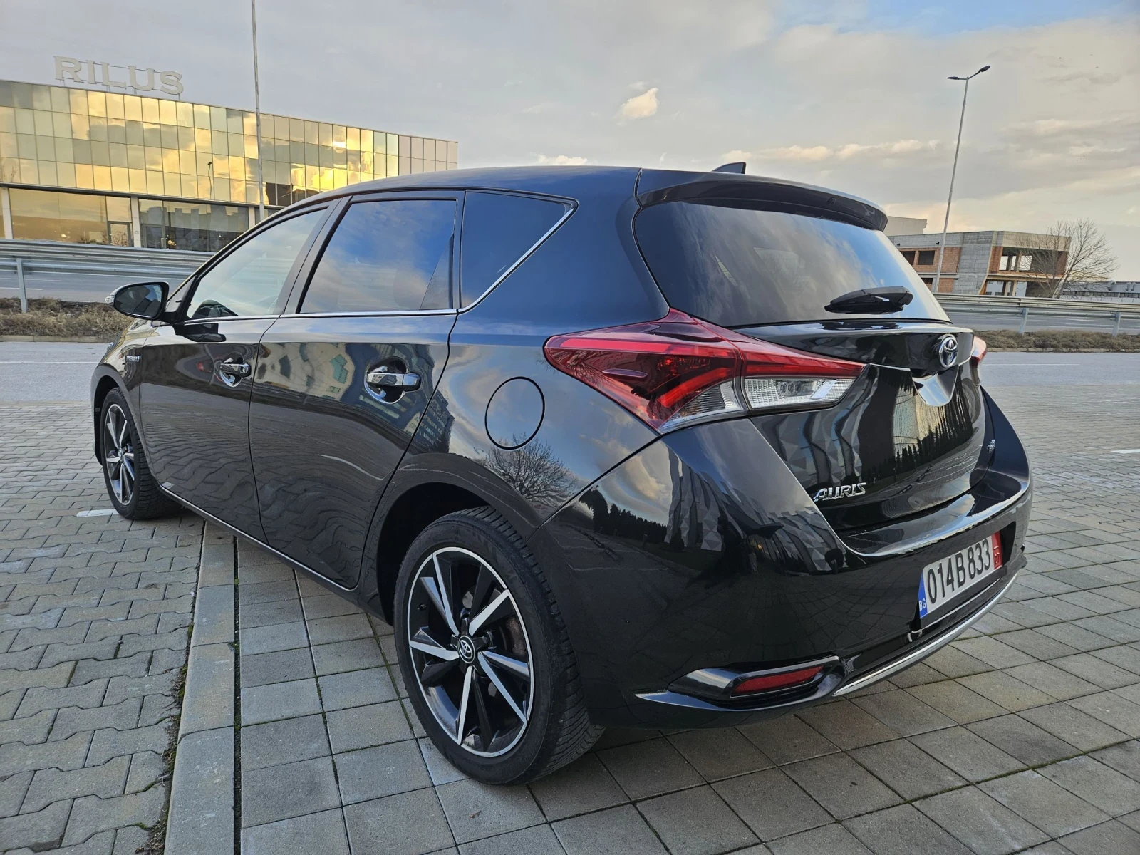 Toyota Auris 1.8 HYBRID swiss edition  - изображение 2