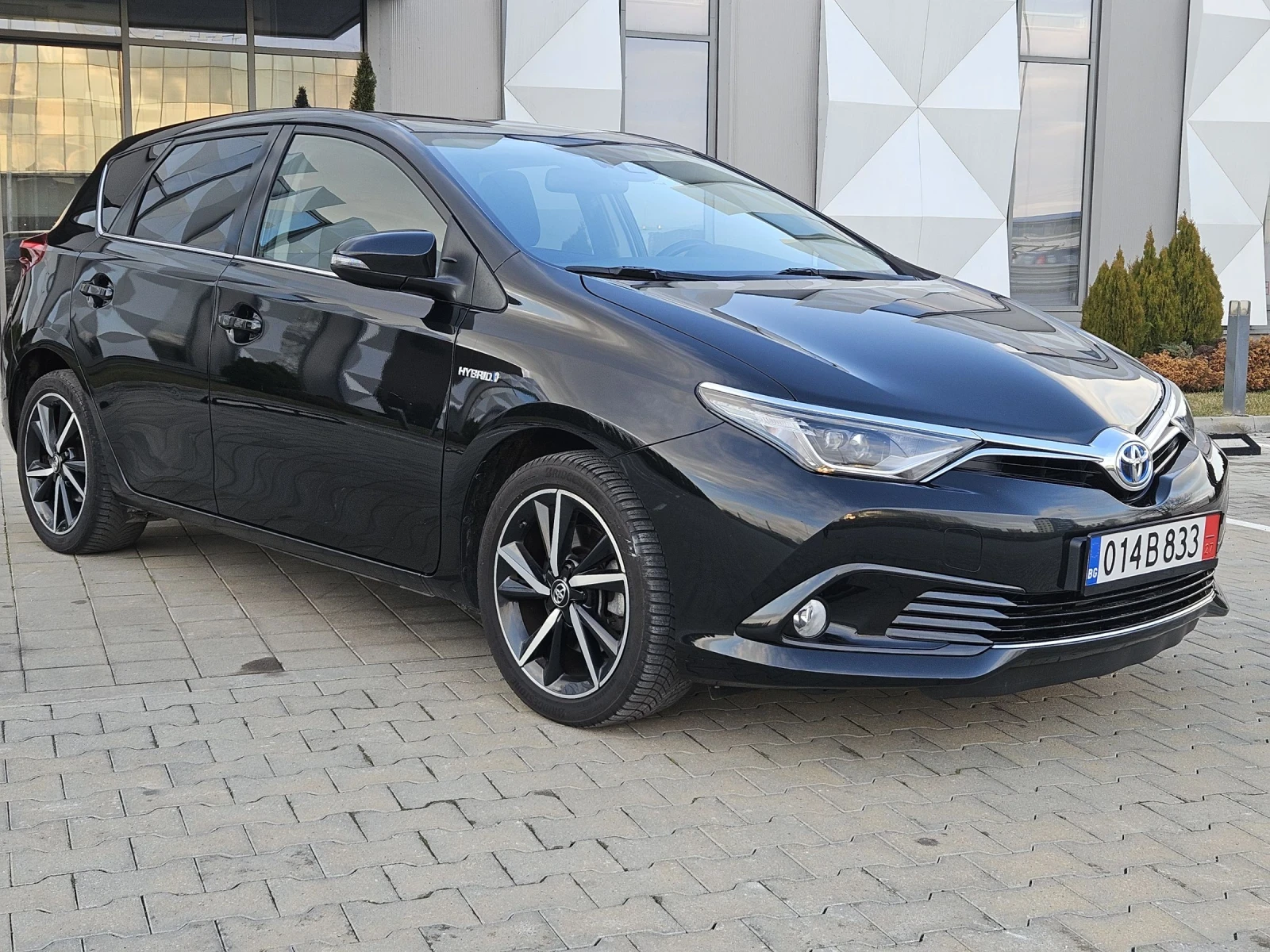 Toyota Auris 1.8 HYBRID swiss edition  - изображение 5