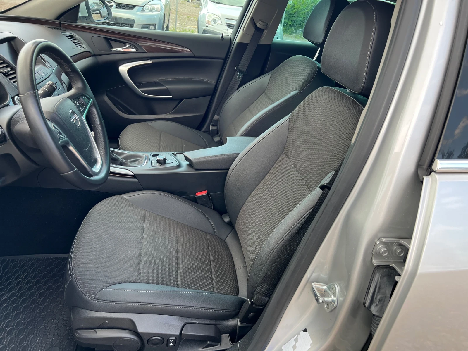 Opel Insignia 2.0 T 4x4, снимка 10 - Автомобили и джипове - 53010062