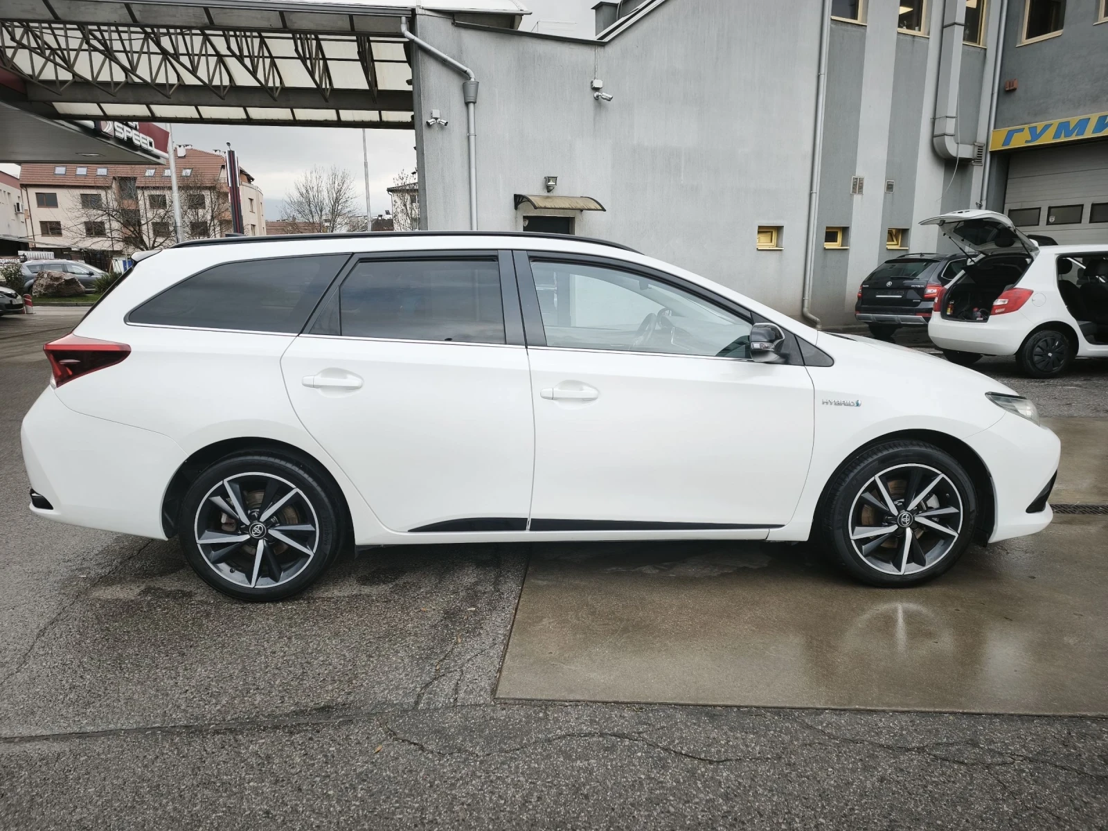 Toyota Auris 1.8 hibrid - изображение 8