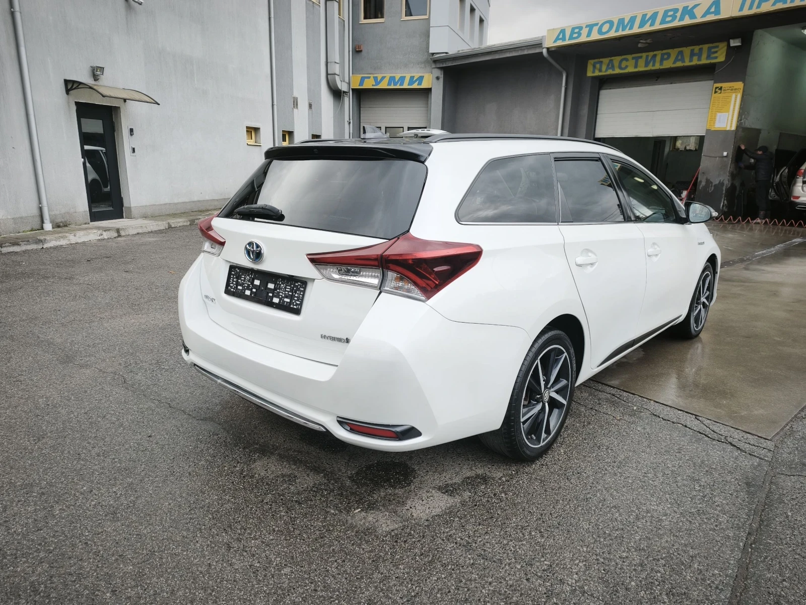 Toyota Auris 1.8 hibrid - изображение 7