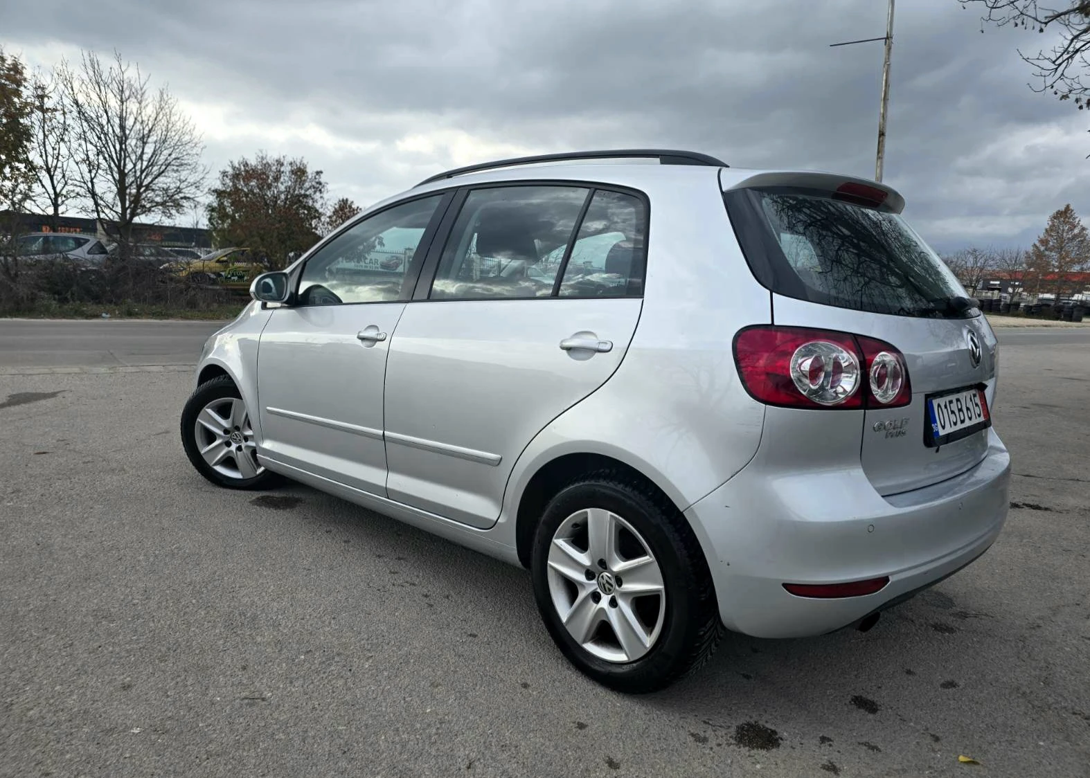 VW Golf Plus ПЕРФЕКТЕН/1.6TDI/KAMERA/NAVI, снимка 4 - Автомобили и джипове - 56675533