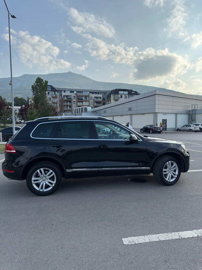 VW Touareg 3.0TDI - Първи собственик, закупена от ПоршеЮг - изображение 5