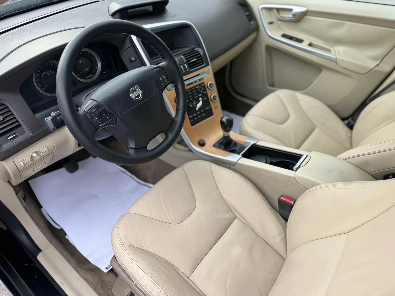Volvo XC60 2.4d D5  - изображение 8