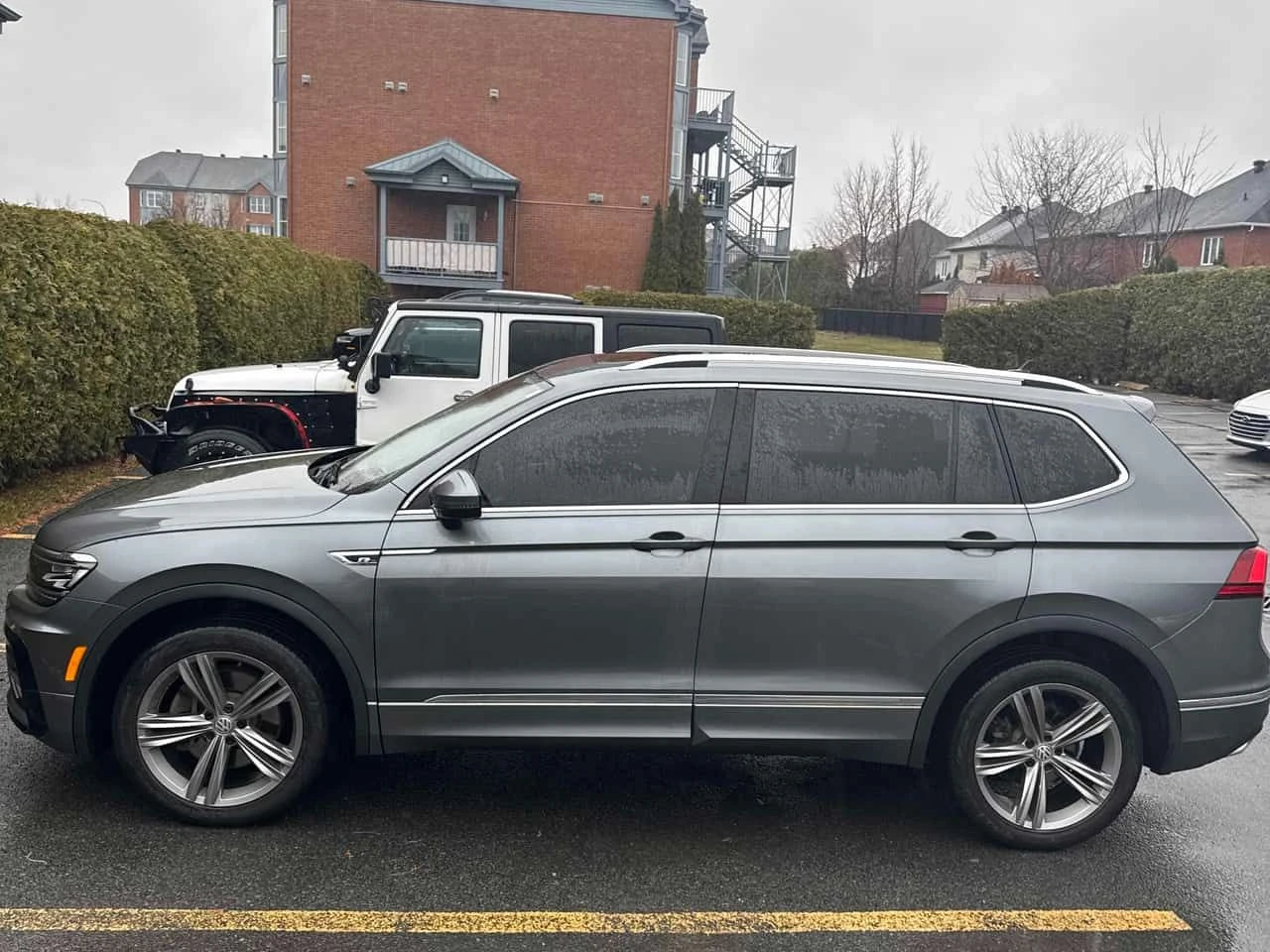VW Tiguan  | Highline R-DESIGN | LED | | PANO | Keyless , снимка 3 - Автомобили и джипове - 54507960