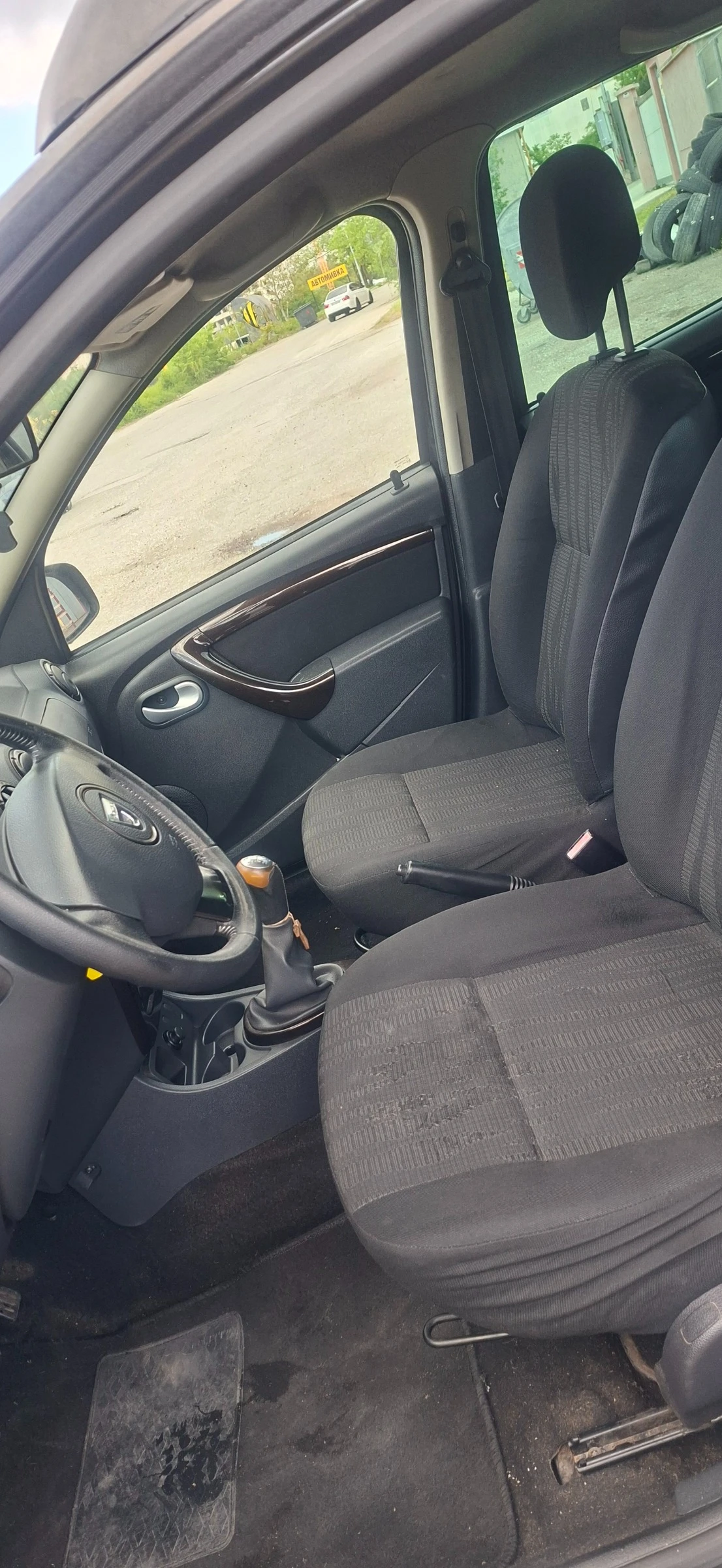 Dacia Duster 1.6 газ, снимка 11 - Автомобили и джипове - 54984958